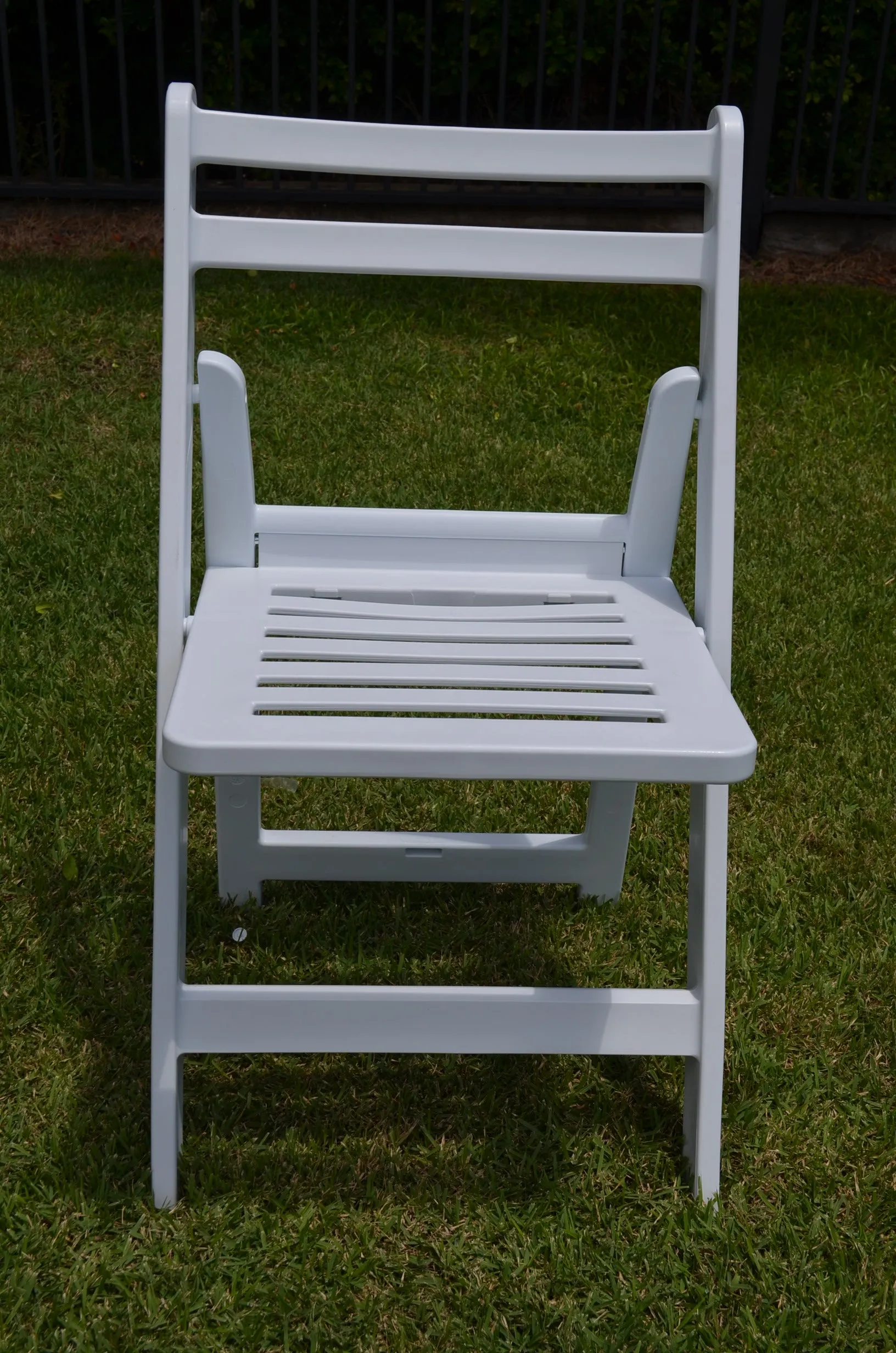 52  BULK - Slatted White Americana - Resin/Plastic