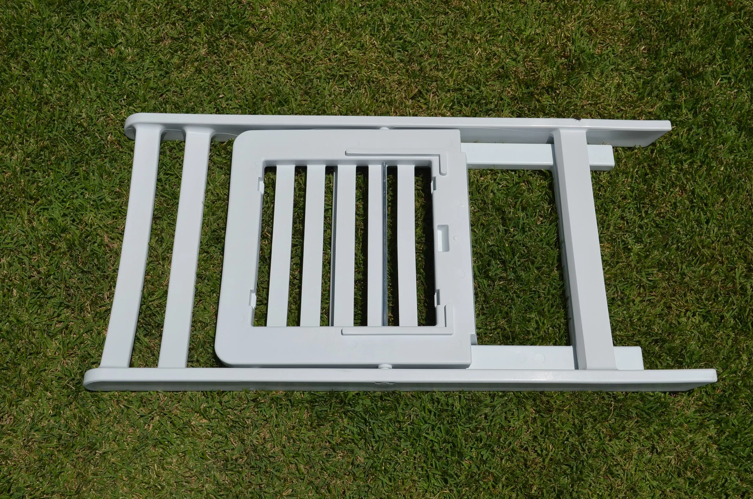 52  BULK - Slatted White Americana - Resin/Plastic