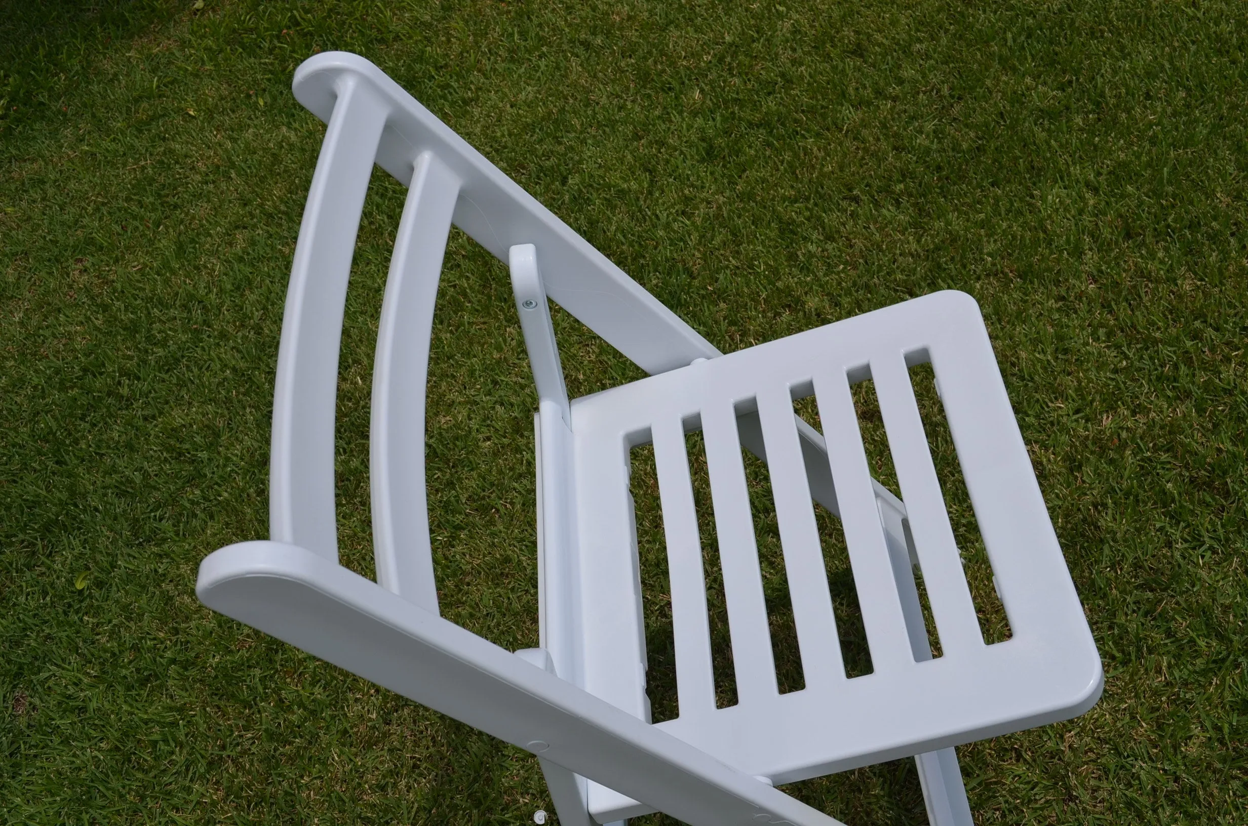 52  BULK - Slatted White Americana - Resin/Plastic