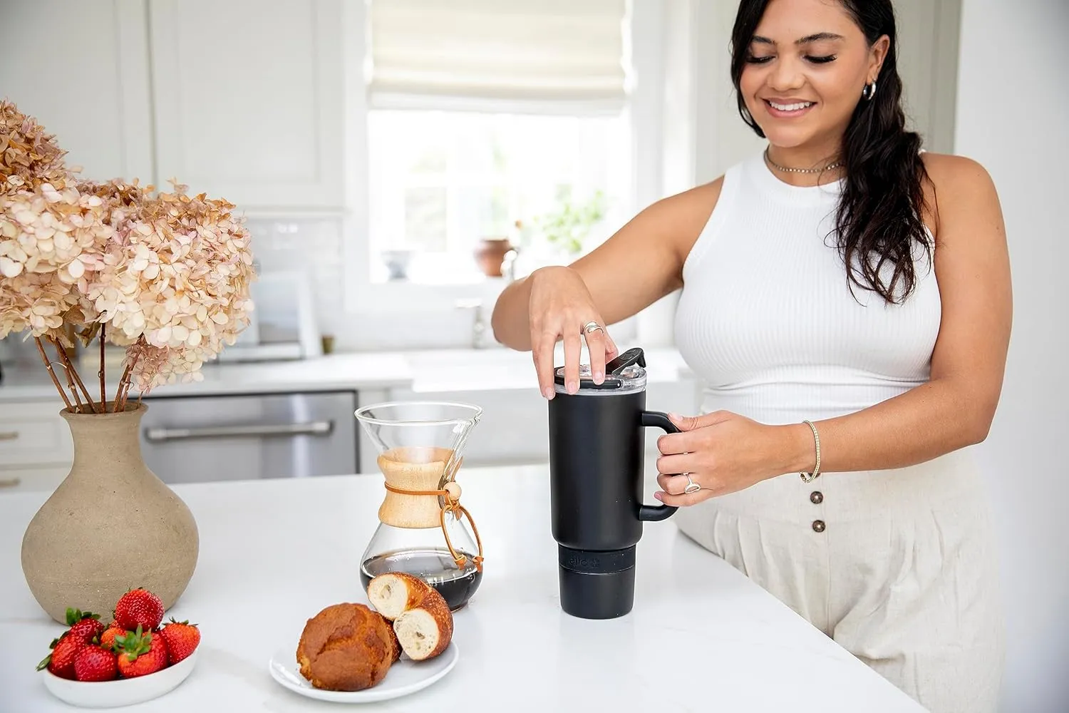 Ello Port 40oz Tumbler with Carry Loop & Integrated Handle, Vacuum Insulated Stainless Steel Reusable Water Bottle, Travel Mug with Leak Proof Lid and Straw, Perfect for Iced Coffee and Tea, Black