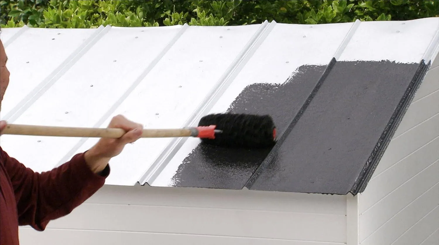 Flex Seal Liquid, 16 oz, Black, Liquid Rubber Coating Sealant, Waterproof, Flexible, Breathable, and UV Resistant, Roof Repair, Basements, RV, Campers, Trailers, Marine, EPDM, Masonry