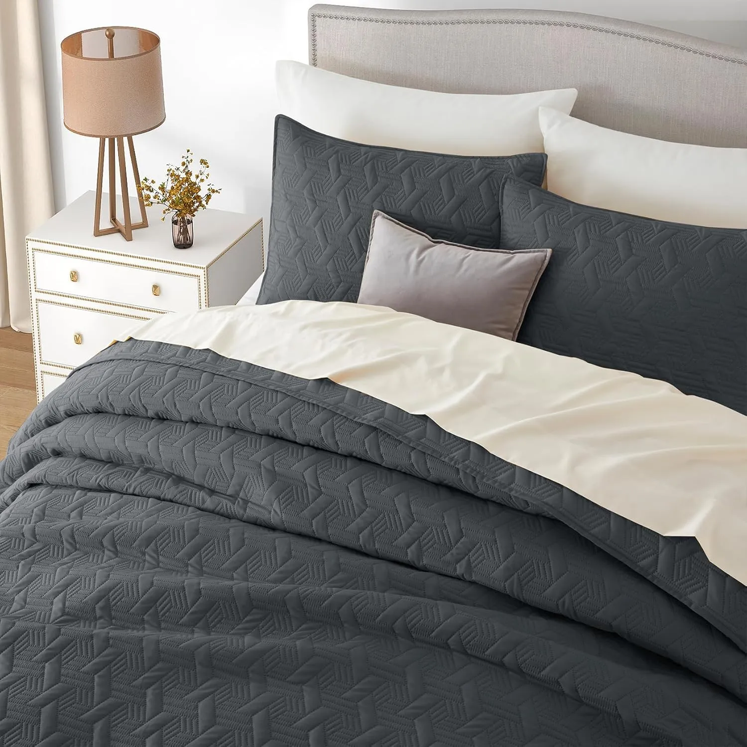 Lavsiry Dark Grey Quilt King Size Bedding Set, Summer Thin Microfiber Quilted Bedspread & Coverlet, Soft Lightweight Comforter for All Seasons - 3 Piece(1 Quilt, 2 Pillow Shams)