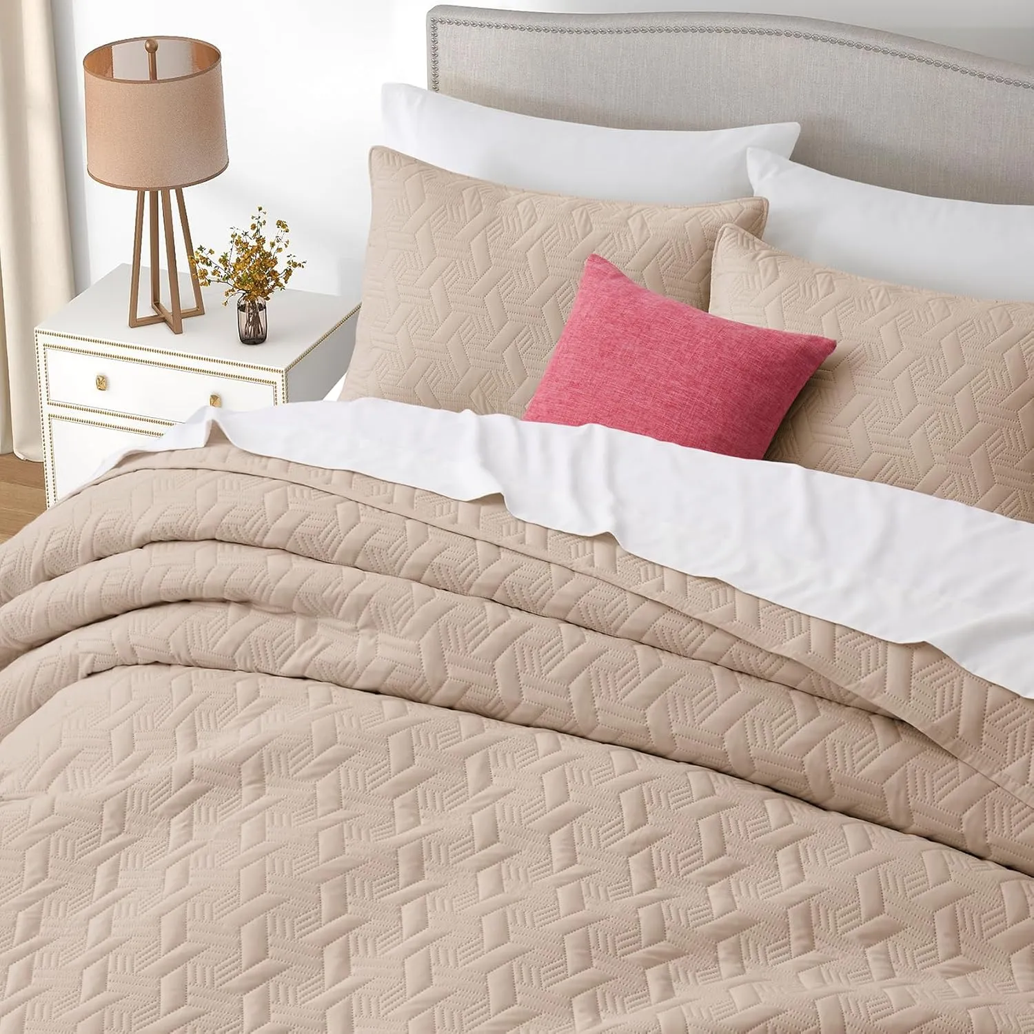 Lavsiry Light Camel Quilt Twin Size Bedding Set, Summer Thin Microfiber Quilted Bedspread & Coverlet, Soft Lightweight Comforter for All Seasons - 2 Piece(1 Quilt, 1 Pillow Sham)
