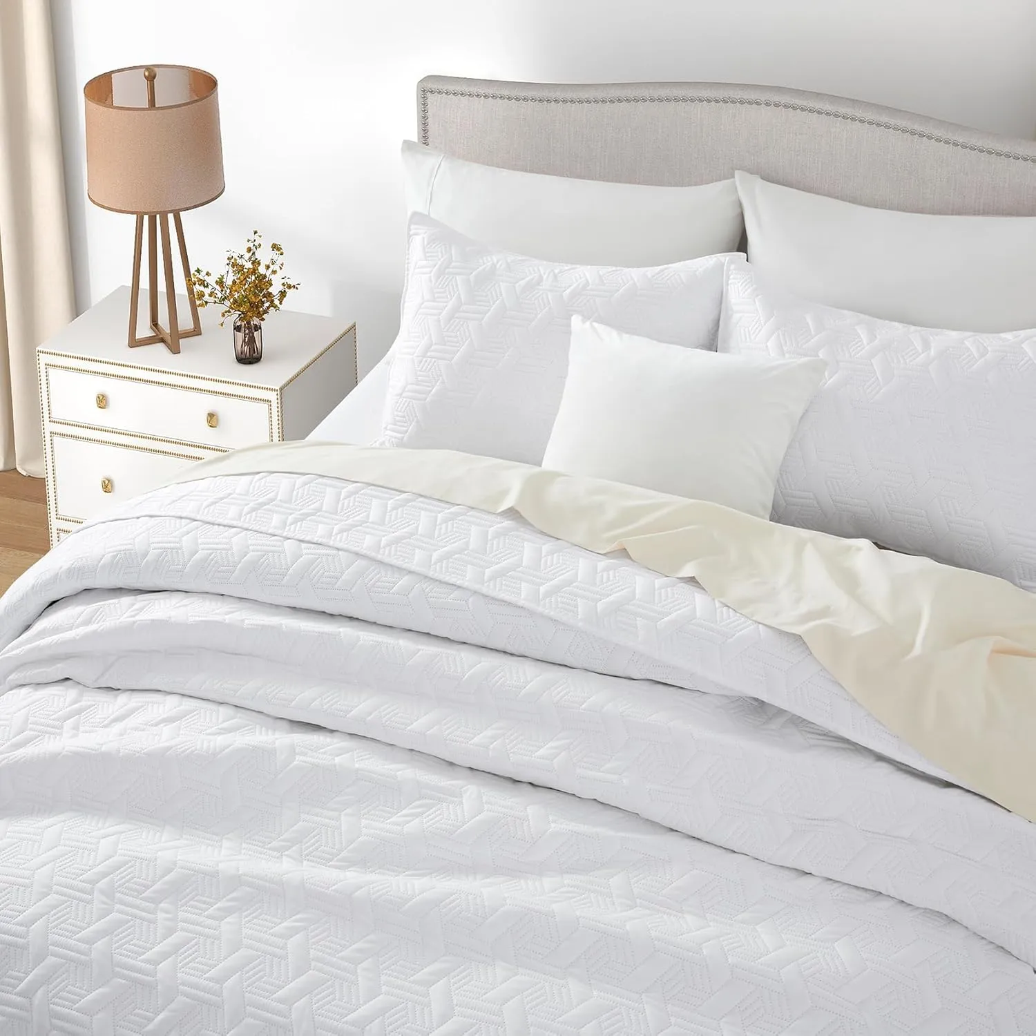 Lavsiry White Quilt King Size Bedding Set, Summer Thin Microfiber Quilted Bedspread & Coverlet, Soft Lightweight Comforter for All Seasons - 3 Piece(1 Quilt, 2 Pillow Shams)