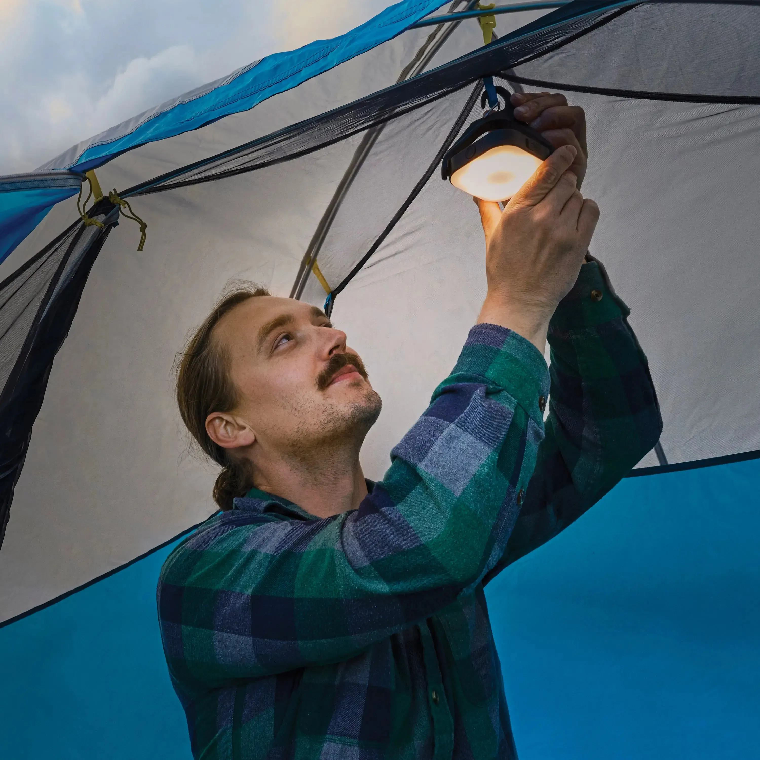 RADIANT® REVOLVE™ RECHARGEABLE   SOLAR LANTERN